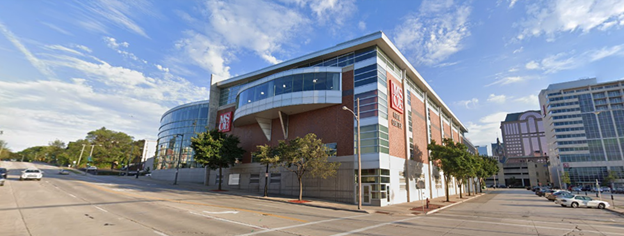 place to play hockey at ice arena in Milwaukee